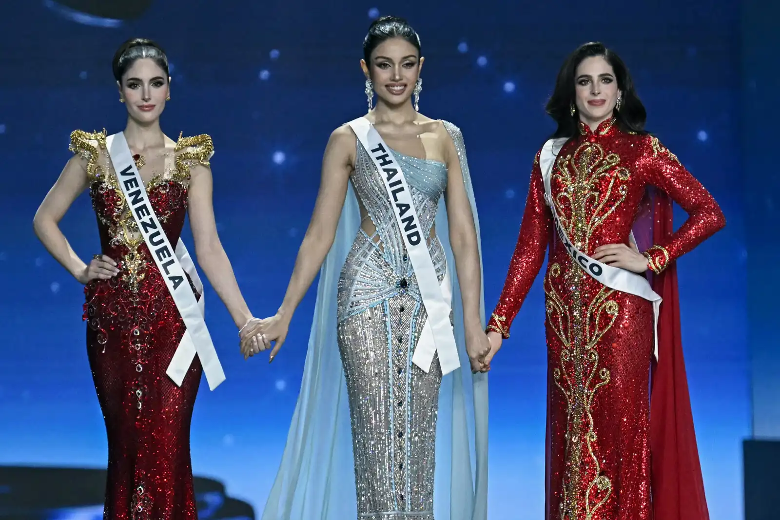 فاطمة بوش مع وصيفاتها