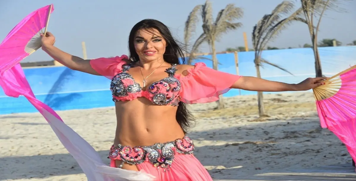 عرض أزياء مصري على رقصات الأوكرانية "ألا كوشنير" بالشاطئ