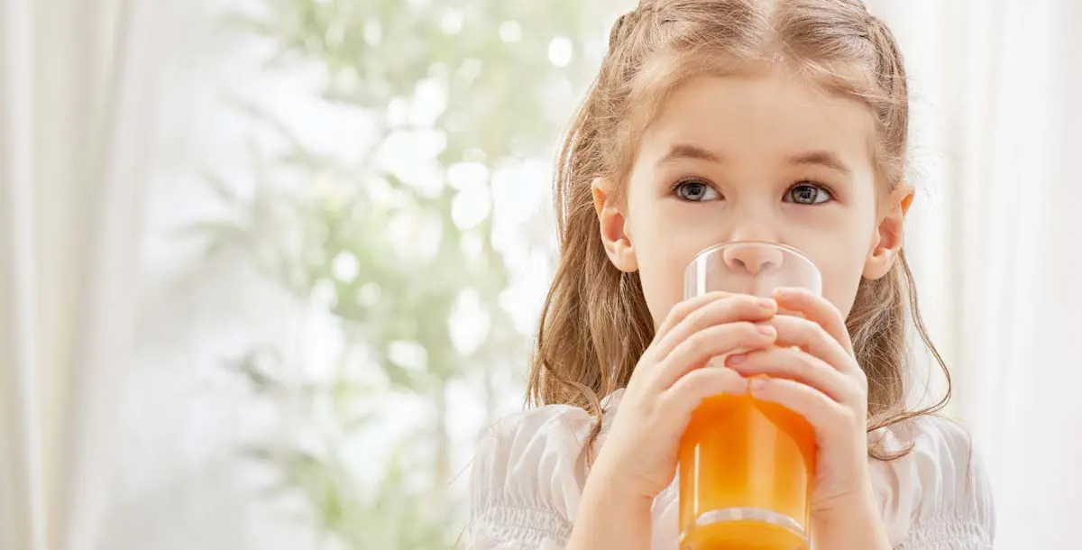 تناول طفلك عصير البرتقال في الصباح يعرّضه لهذا الخطر!