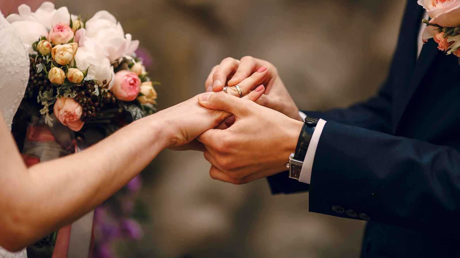 عاصفة رملية تهاجم عروسين في الصين (فيديو)