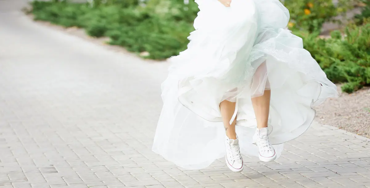 بالصور.. أحذية رياضية لإطلالة مريحة وأنيقة في ليلة زفافك
