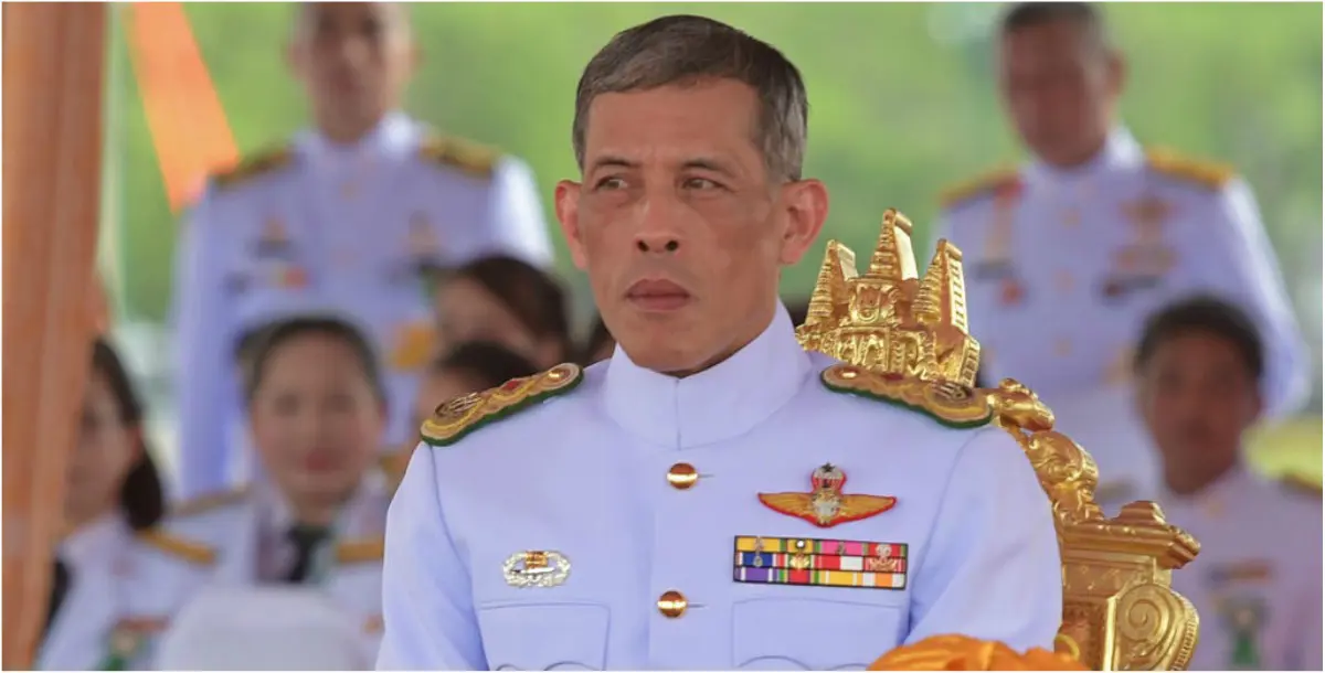 ملك تايلاند يحتفلُ بزفافه على ممرضة أمام زوجته.. شاهدي!