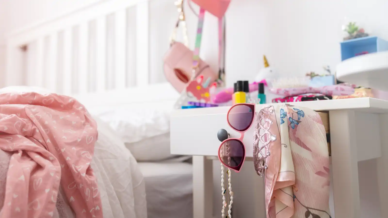 طرق ترتيب الطاولة الجانبية للسرير