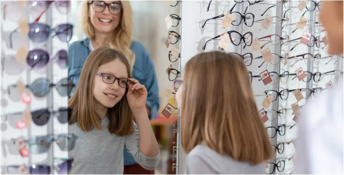 كيف تُقنعين طفلكِ بحاجته لارتداء نظارات طبية؟