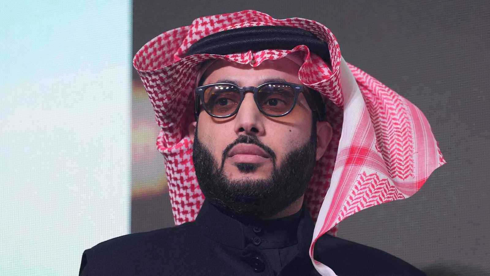 تركي آل الشيخ يخطف الأنظار بإطلالة بيكي بلايندرز 