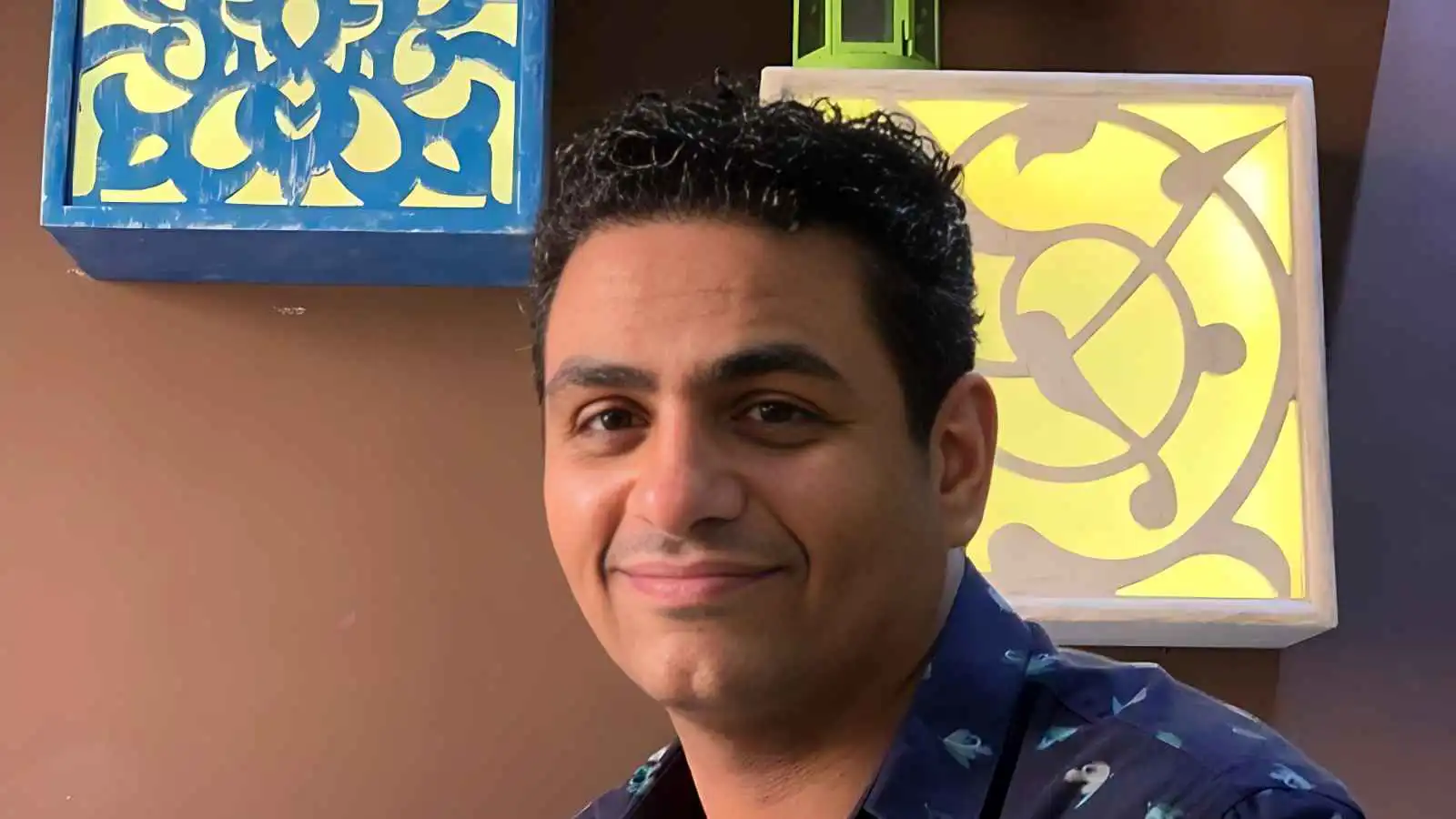 محمد صلاح العزب ينجو بأعجوبة من حادث سير