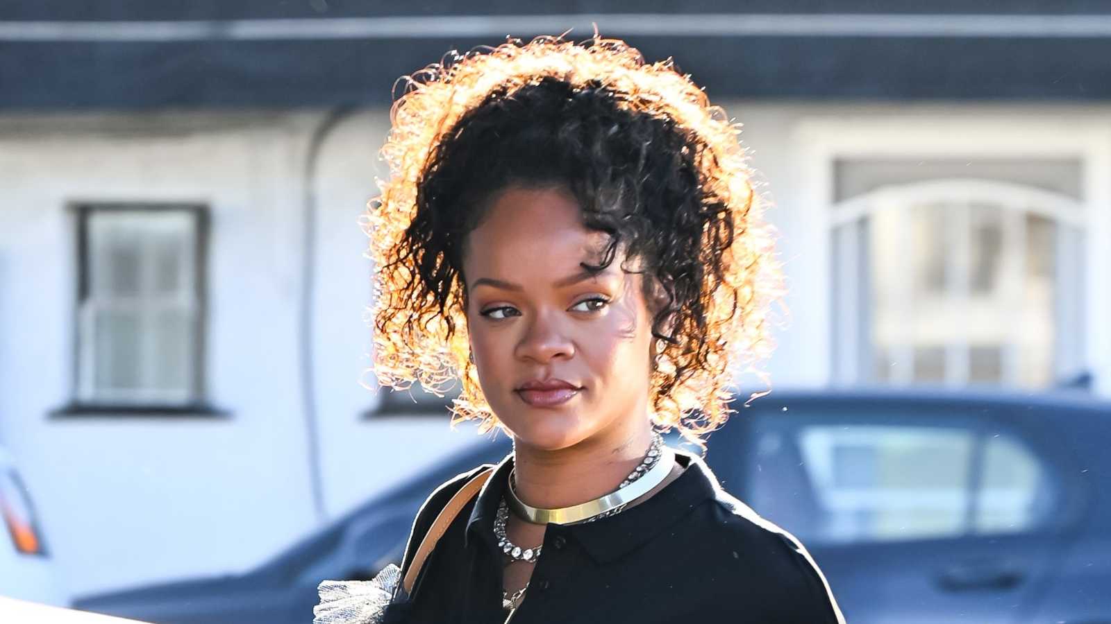 ابنة ريهانا تطل بأزياء "ديور" في أول ظهور علني 