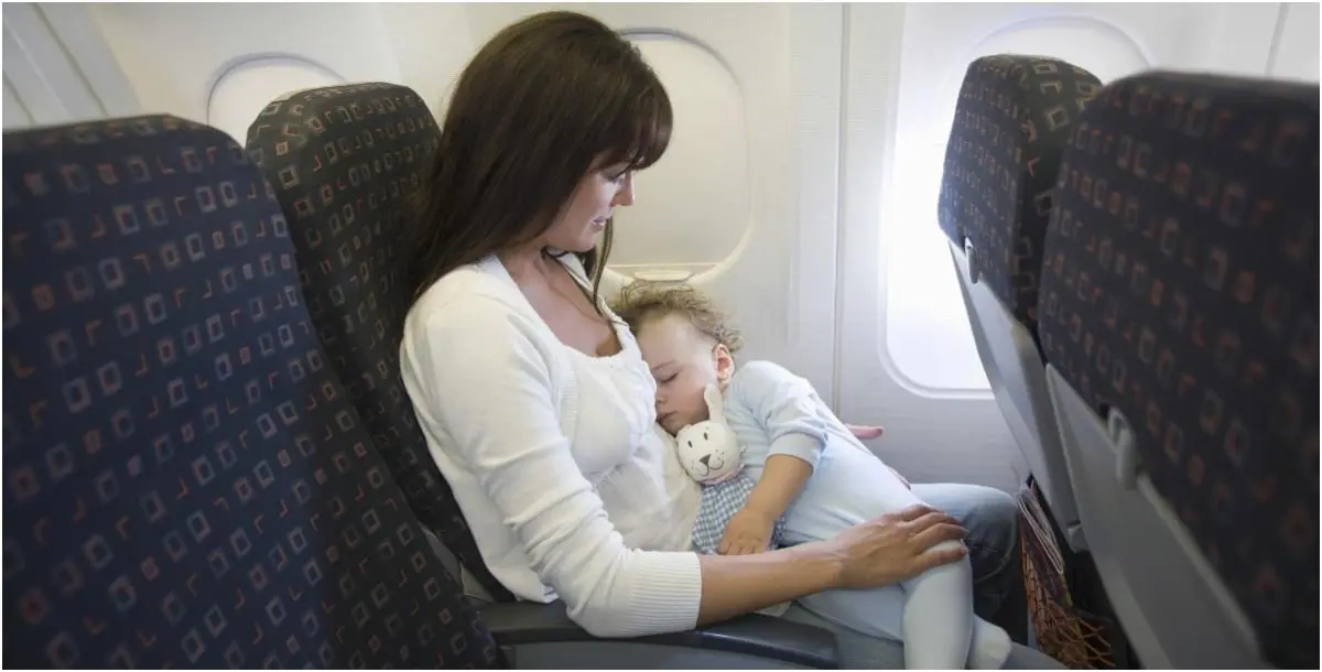 مُضيفة تمنع أمًا من إرضاع طفلها.. وانتقادات حادّة تطال شركة الطيران!
