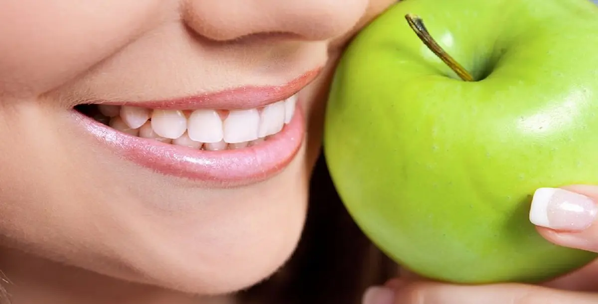 التفاح الأخضر.. طبيب أسنان في ثمرة فاكهة!
