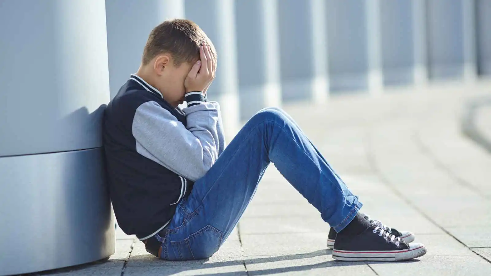 هل التعرض لمواقف صعبة يقوي شخصية طفلي؟ ما تقوله سيكولوجية الطفل