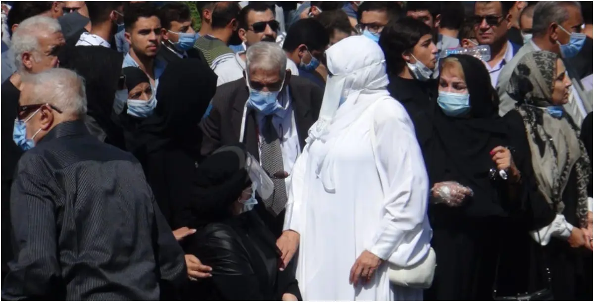 شهيرة كادت تسقط في جنازة زوجها محمود ياسين.. وتردد: هموت يا جماعة 