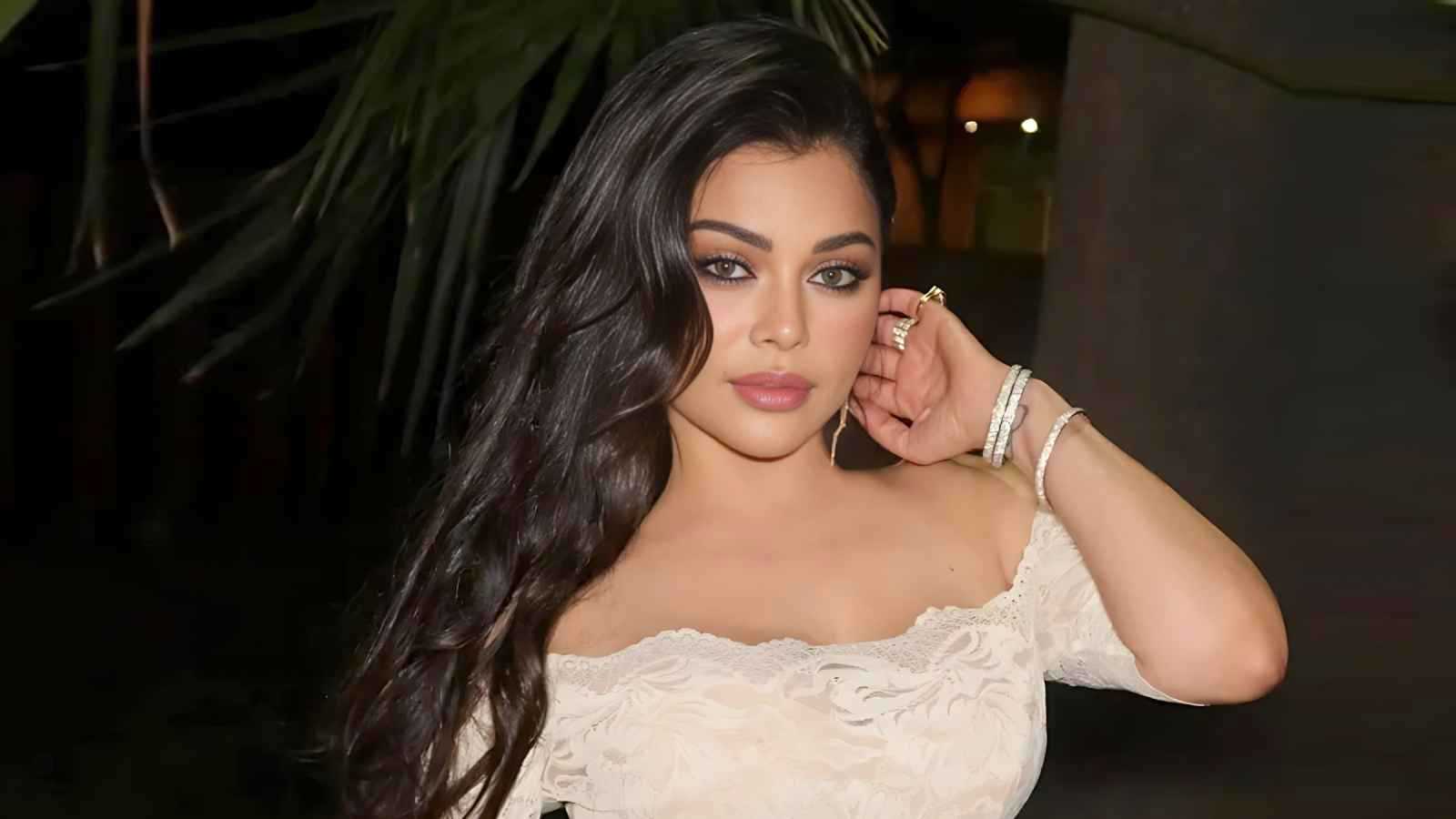 هيفاء وهبي بالحجاب والعباءة خلال بروفات حفل الرياض (فيديو)