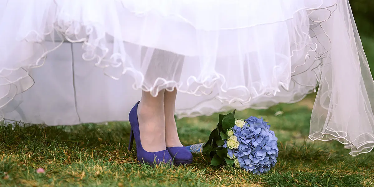 في يوم زفافك.. كوني غير تقليدية واختاري حذاء أزرق