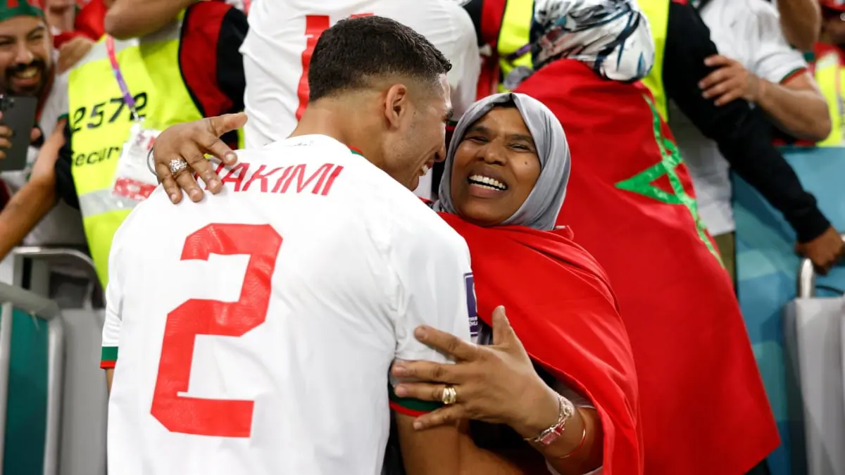 أشرف حكيمي يحتفل مع والدته بعد ركلة الترجيح الحاسمة أمام إسبانيا