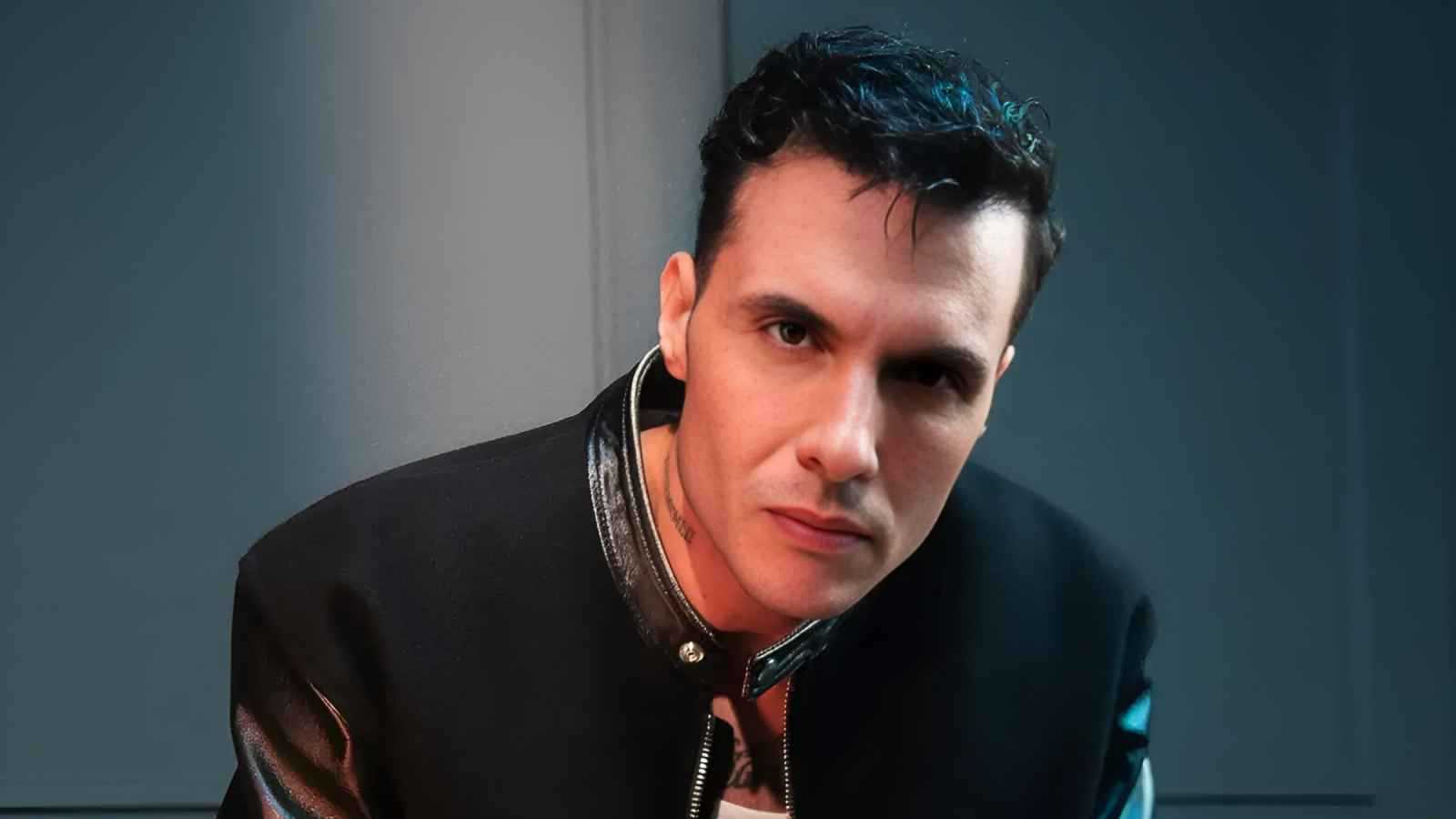 تصرف مثير للجدل من أمير عيد في عزاء والد طليقته 