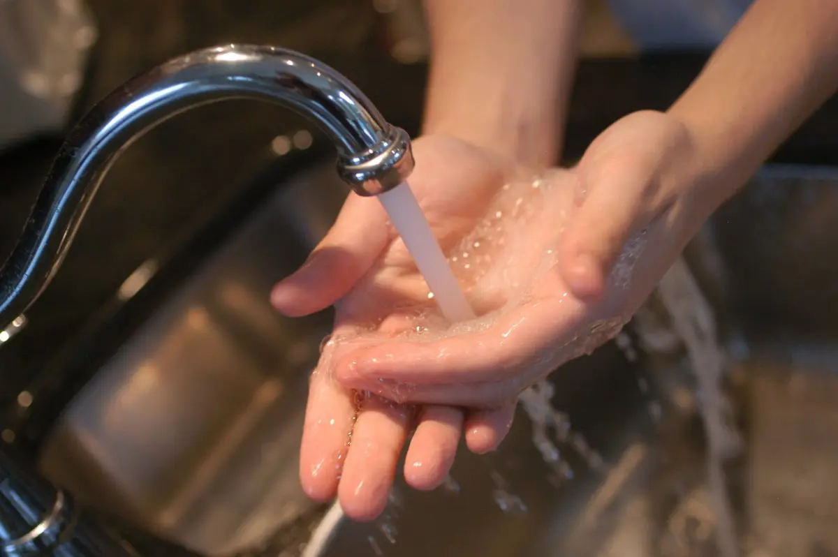 هل غسل اليدين بدون صابون مفيد؟