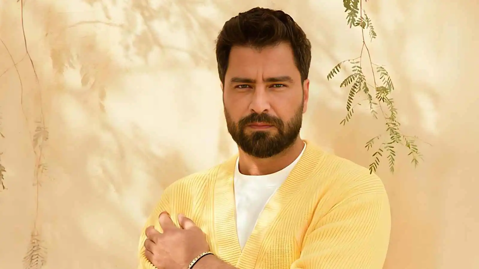 معتصم النهار يستعرض جائزة أفضل ممثل من Trend Awards