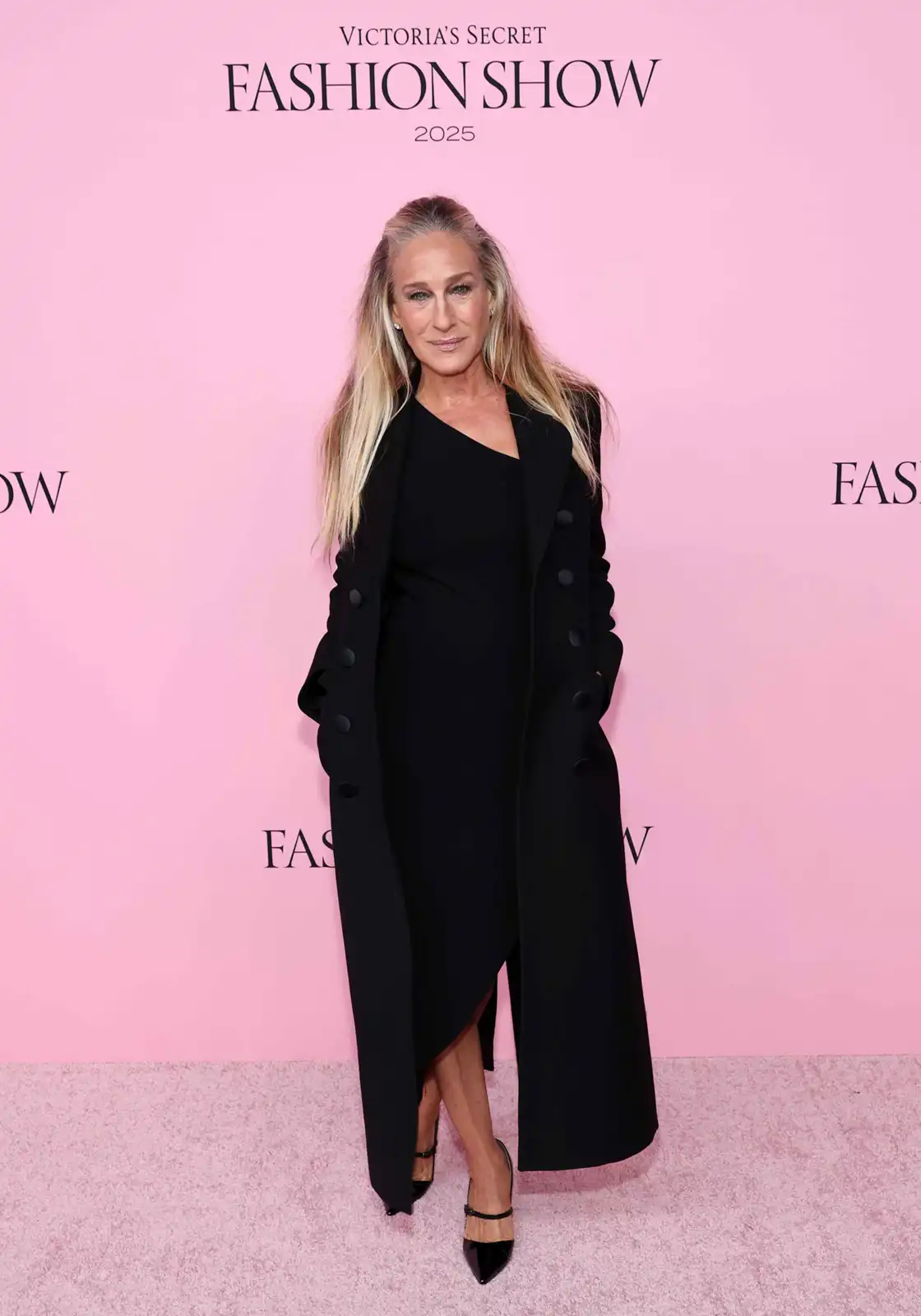 عرض فيكتوريا سيكريت 2025.. إطلالات أنثوية جريئة | فوشيا, image size:1120x1600