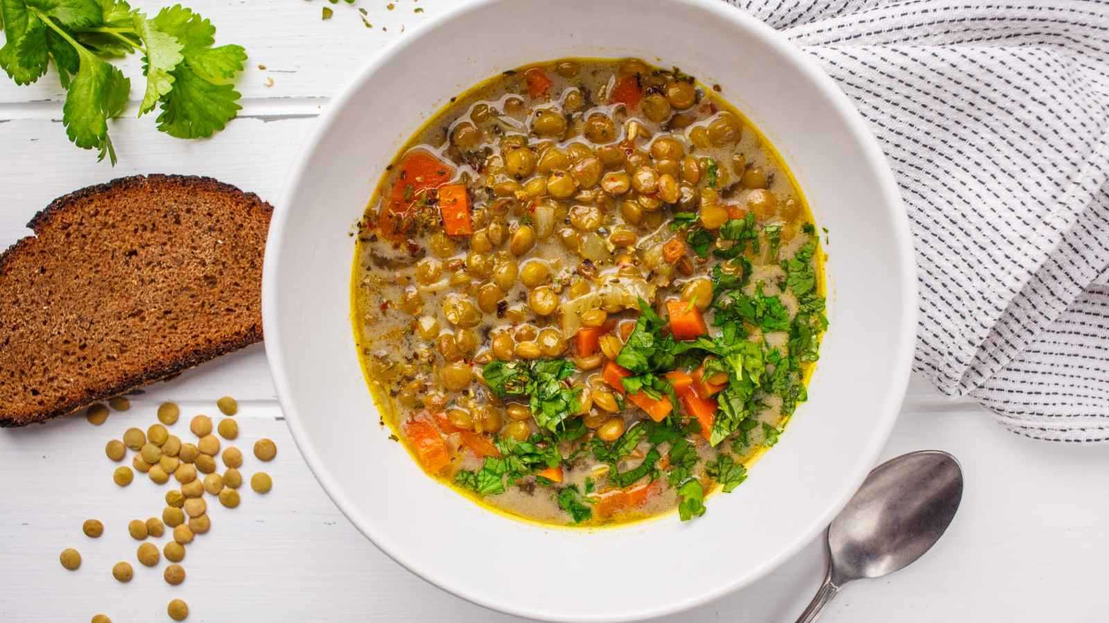 شوربة العدس بالخضار وجبة نباتية دافئة ومغذية
