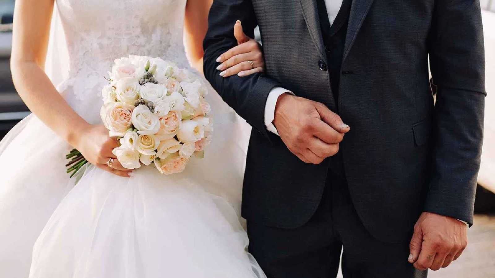 رجل أعمال فرنسي يبتكر أغرب طريقة لتمويل زواجه