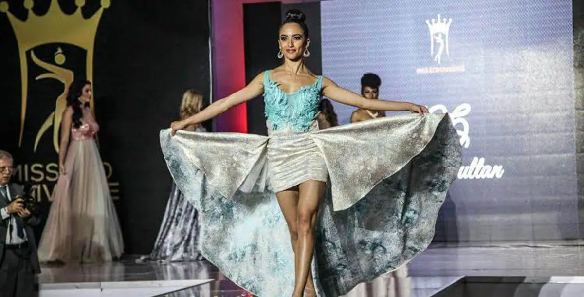 ملكات جمال العالم للسياحة والبيئة يتألقن بأزياء جينا سلطان