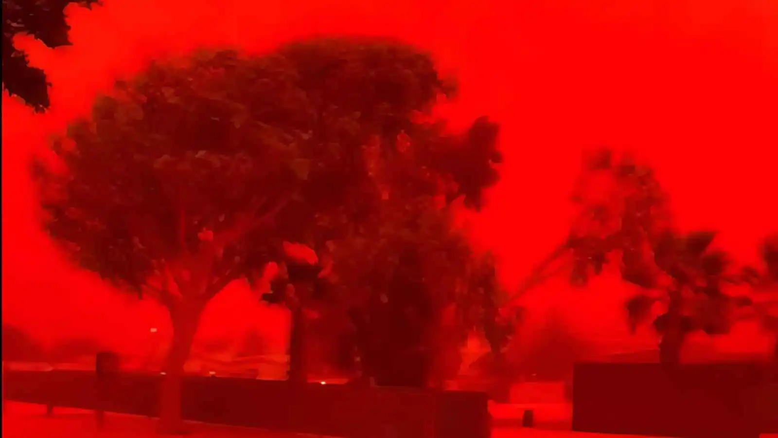 ما سر تحوّل سماء أستراليا إلى اللون الأحمر؟