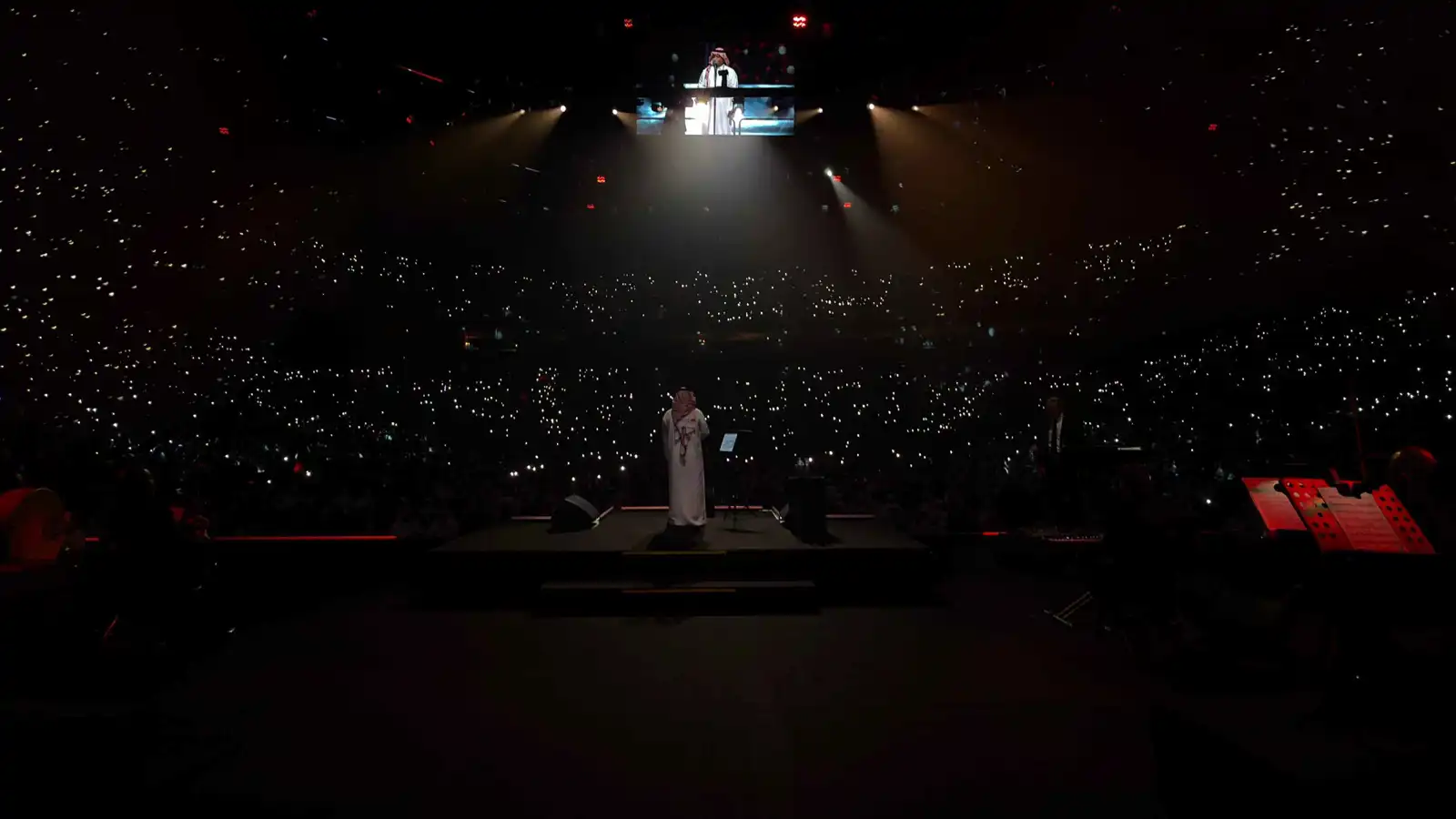 راشد الماجد يواصل التألق في أبوظبي بحفل إضافي كامل العدد