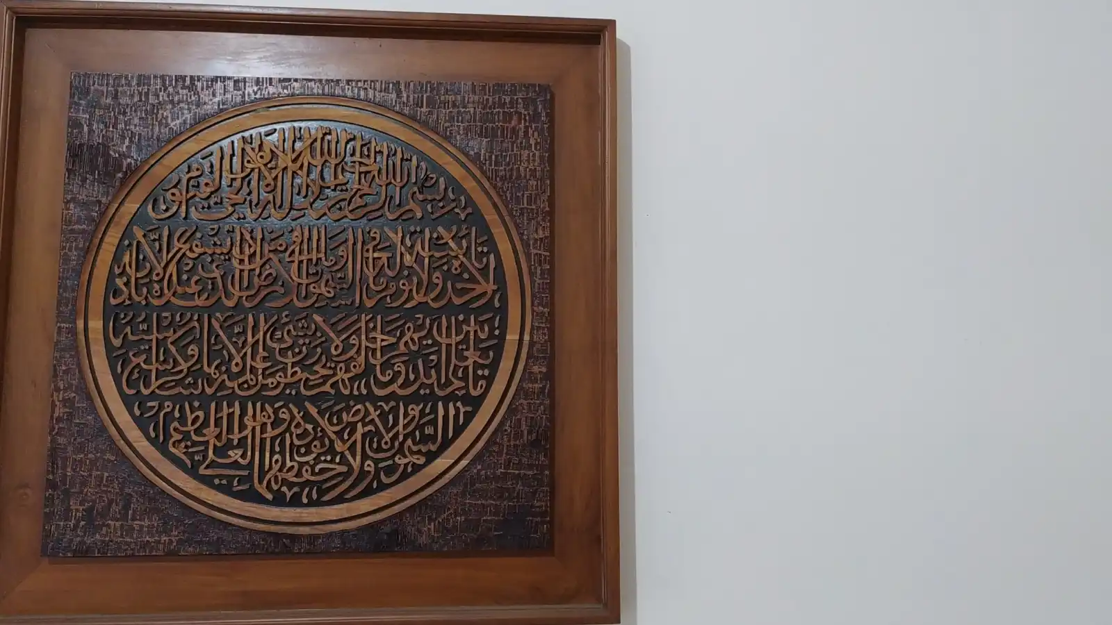 فن الخط العربي واللوحات القرآنية لمسة فخامة بالمنزل