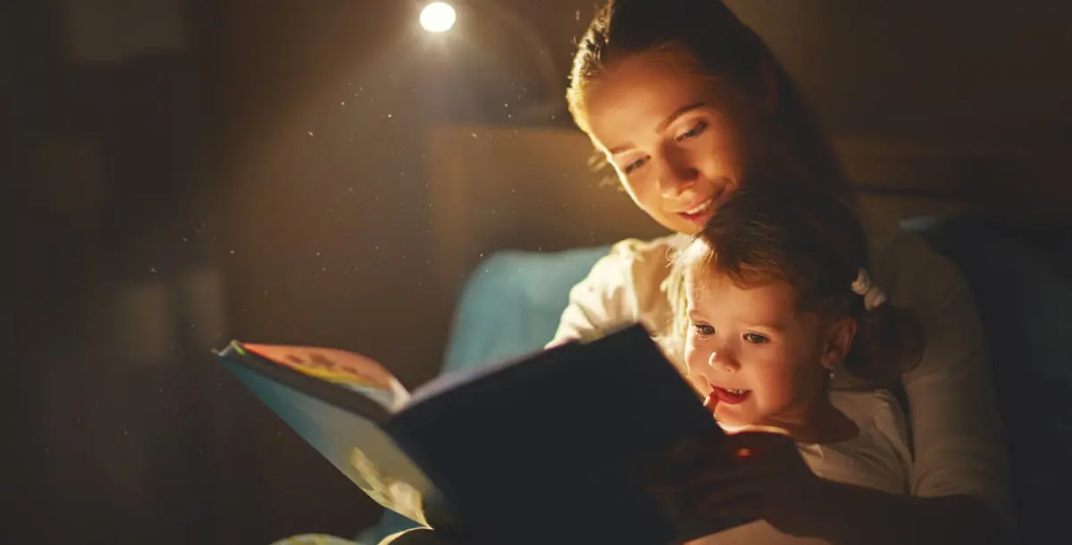 كيف تساهم "قصة ما قبل النوم" في تهدئة طفلك؟
