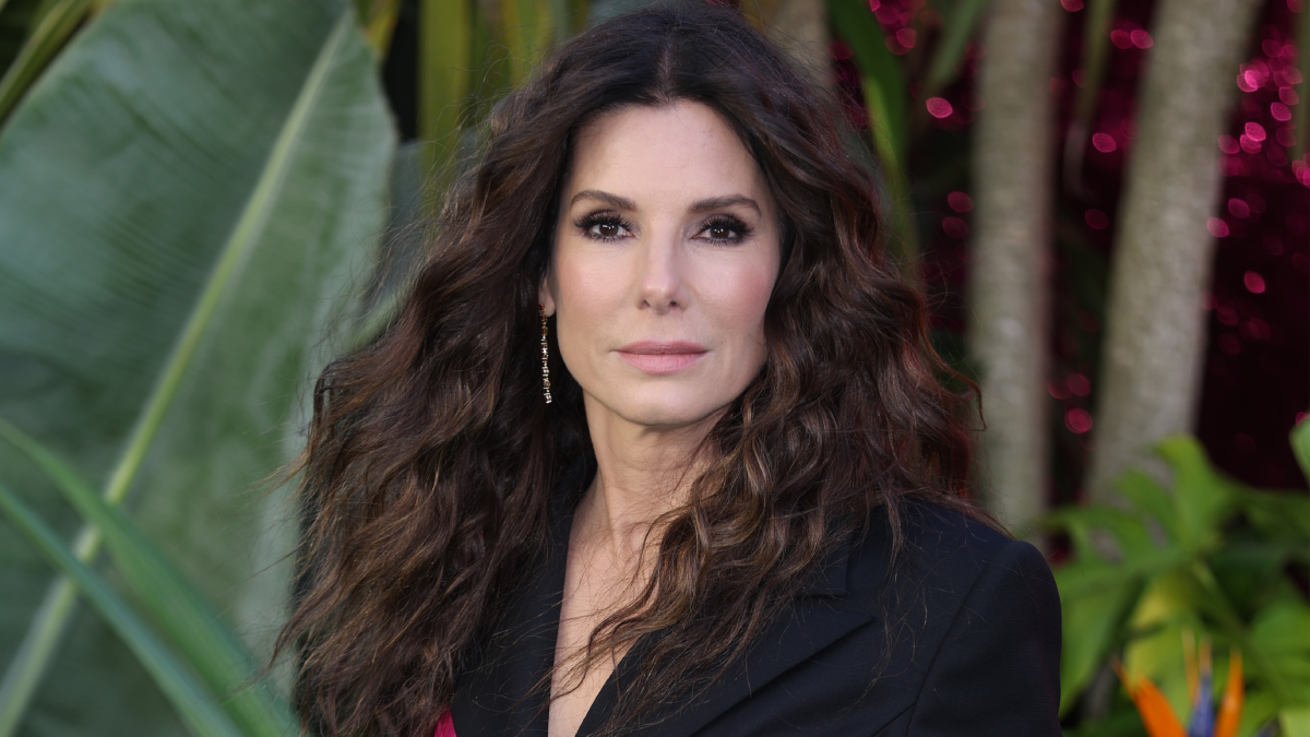 ساندرا بولوك تنضم إلى إنستغرام بسحر "مارغريتا منتصف الليل" 