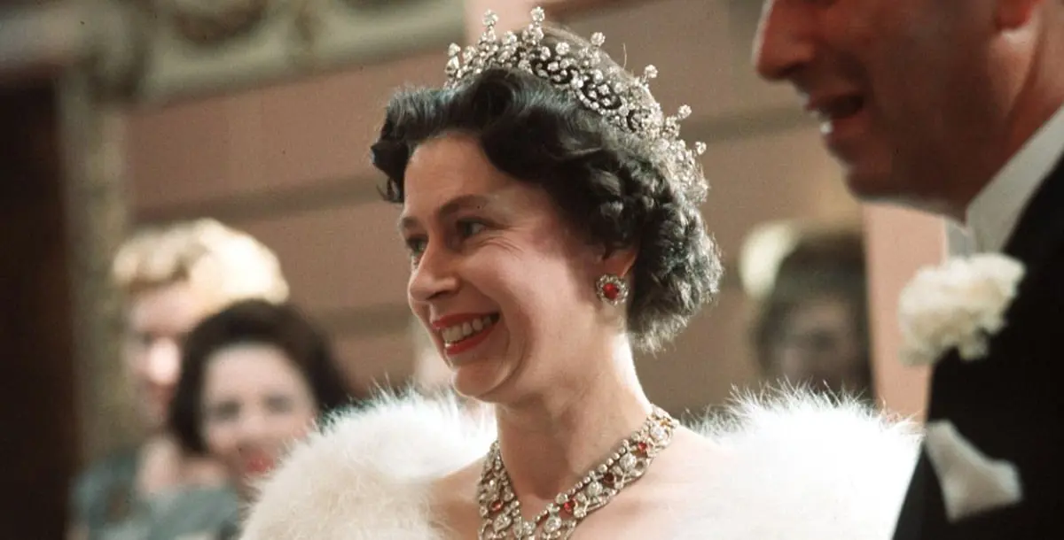 تعرفي على أغلى وأجمل عقود الملكة إليزابيث عبر السنين