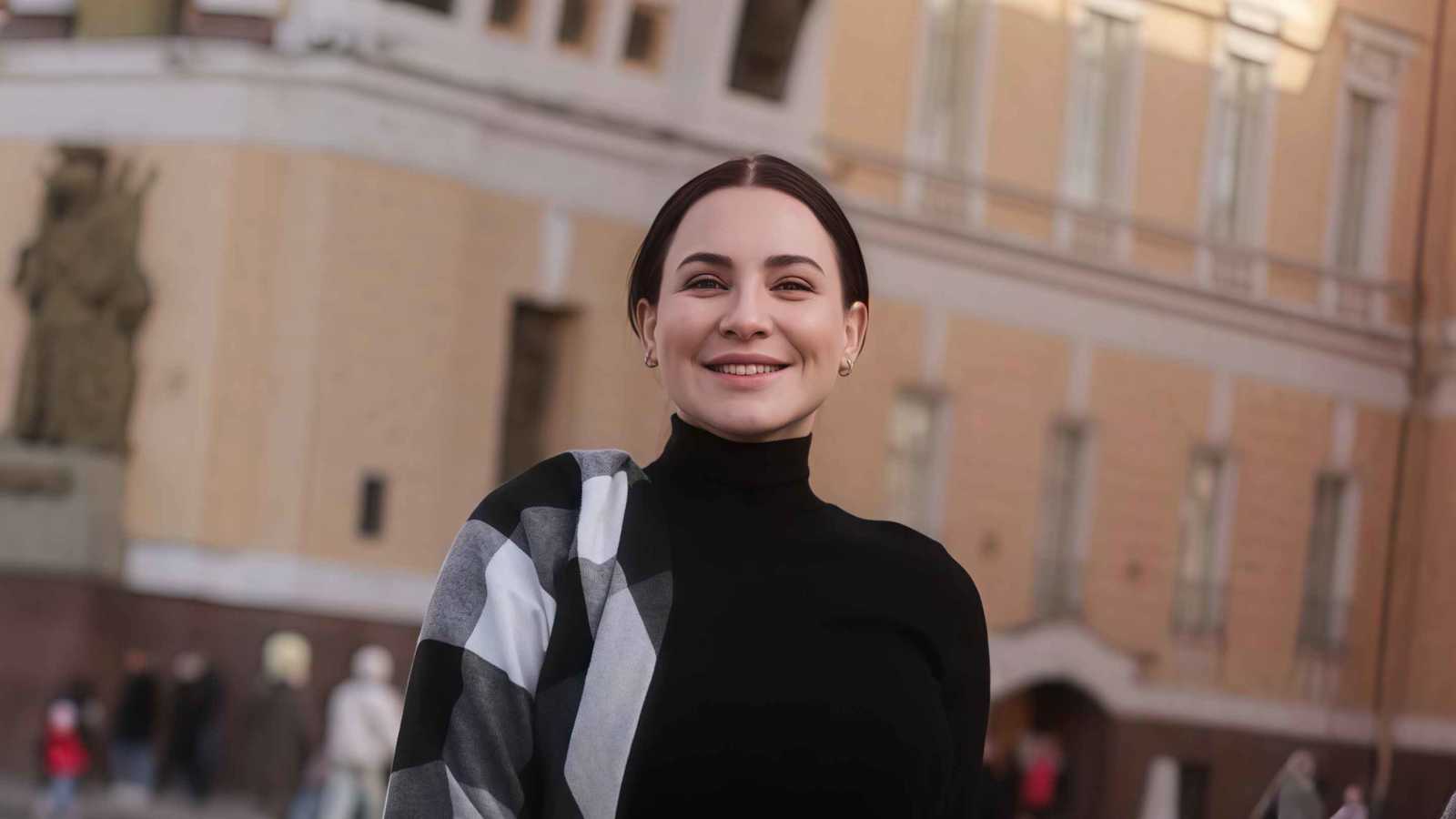 سلاف فواخرجي تشيد بالمرأة المصرية وقوتها 