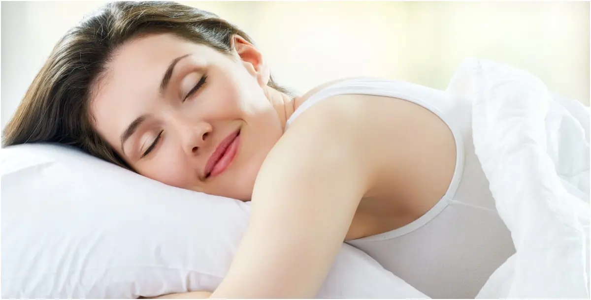 كيف تؤثر وضعية نومك على بشرتك؟