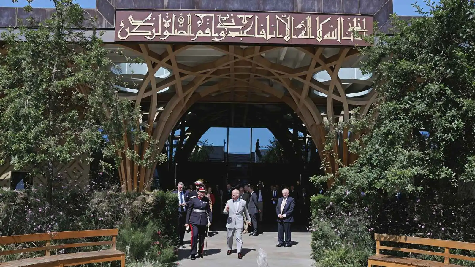 لماذا زار الملك تشارلز أول مسجد صديق للبيئة في أوروبا؟