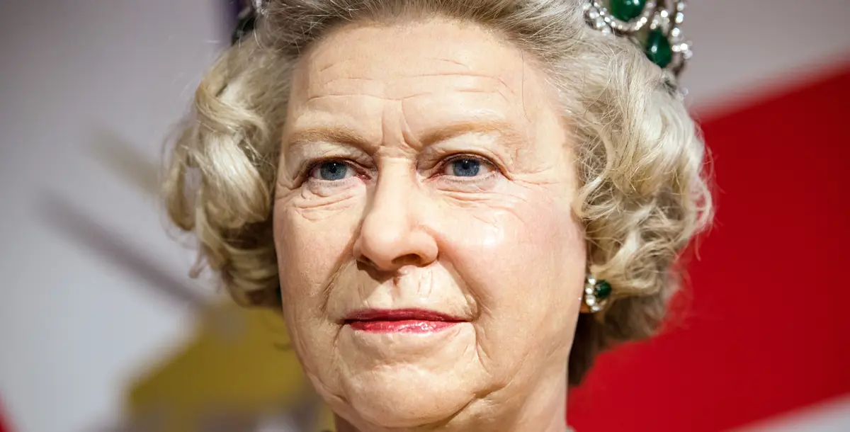 الملكة إليزابيث تختار الأخضر الفاقع احتفالا بعامها الـ90