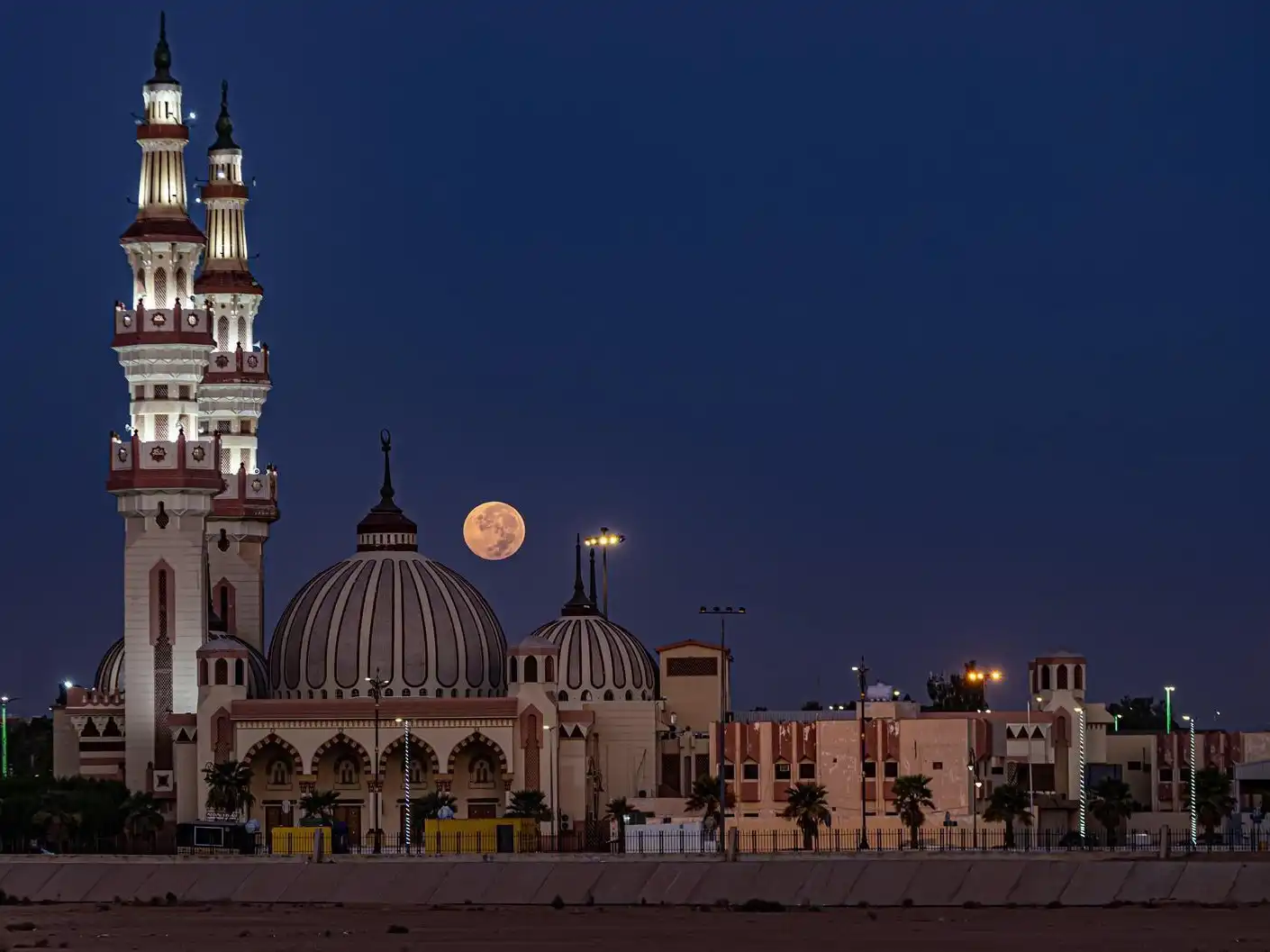 قمر الحصاد يزين سماء السعودية (صور)