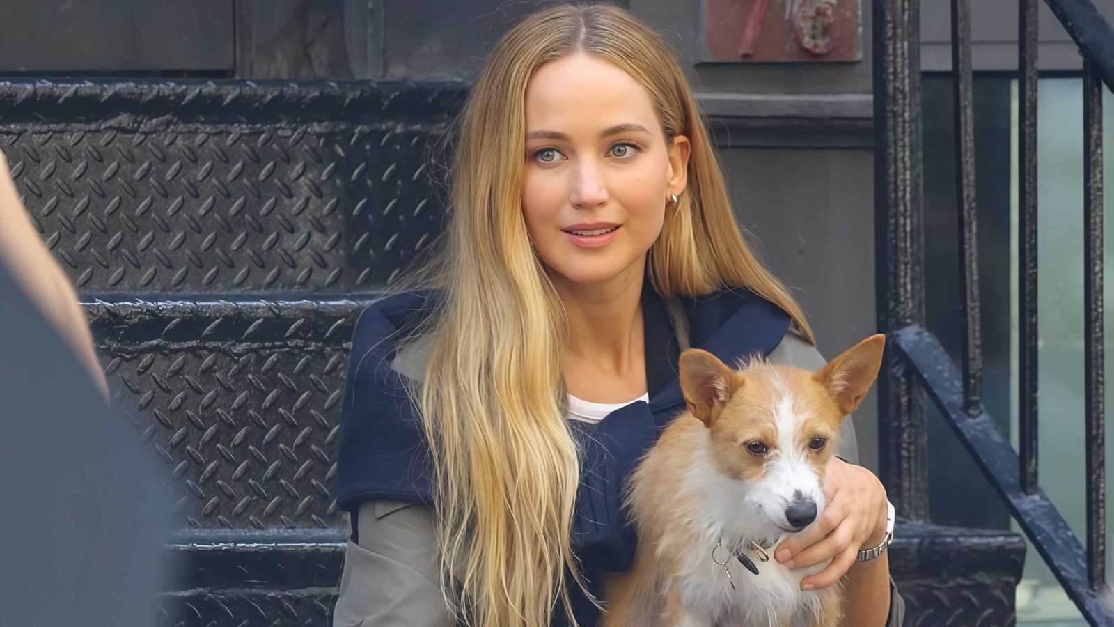 خطبة النجمة جنيفر لورنس لمدير معرض للأعمال الفنية, image size:1600x900