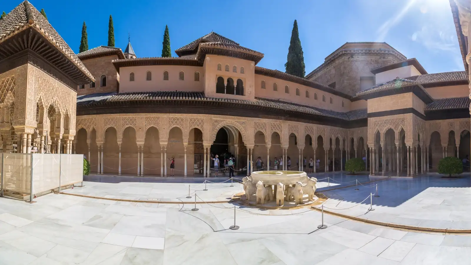 تاريخ قصر الحمراء في إسبانيا وتحفة العمارة الإسلامية