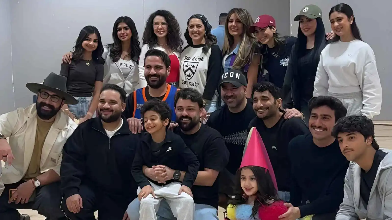 طاقم مسرحية "منتزه الخيران" يستقبل ماغي بو غصن بالدبكة