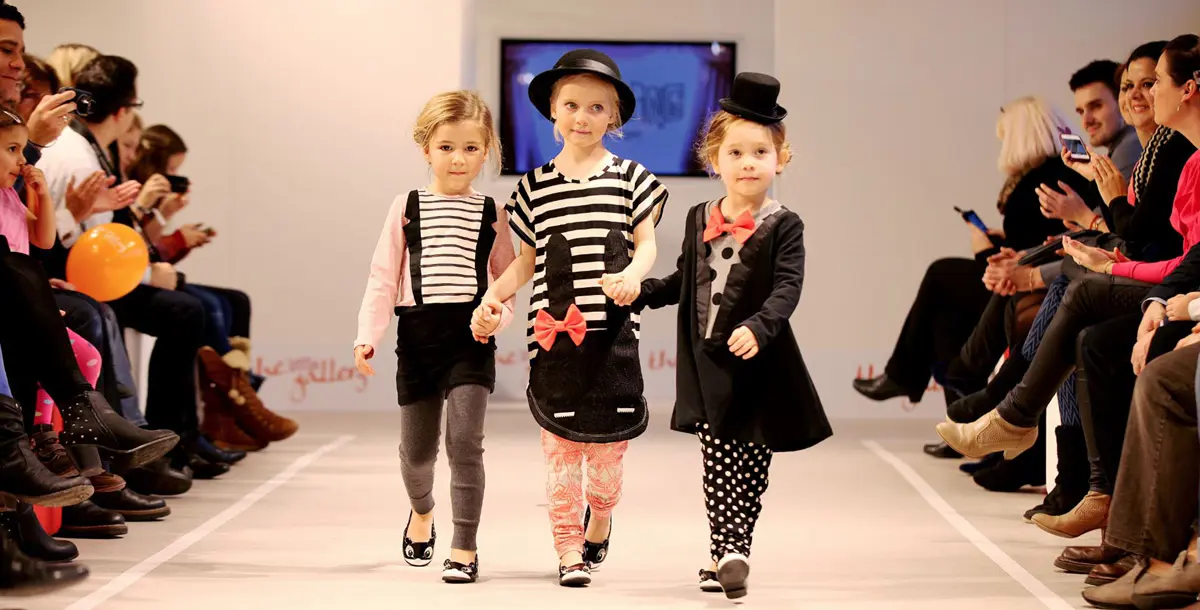 أطفال يتألقون على منصات عروض الأزياء العالمية