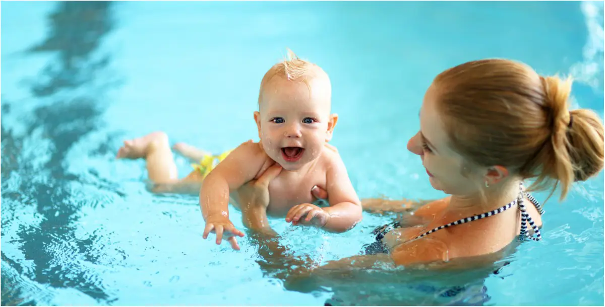 فوائد مؤكدة لتعليم طفلك الرضيع السباحة.. تعرفي عليها