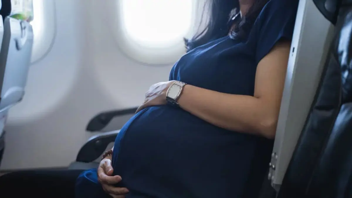 نصائح تضمن للمرأة الحامل سلامتها عند السفر بالطائرة