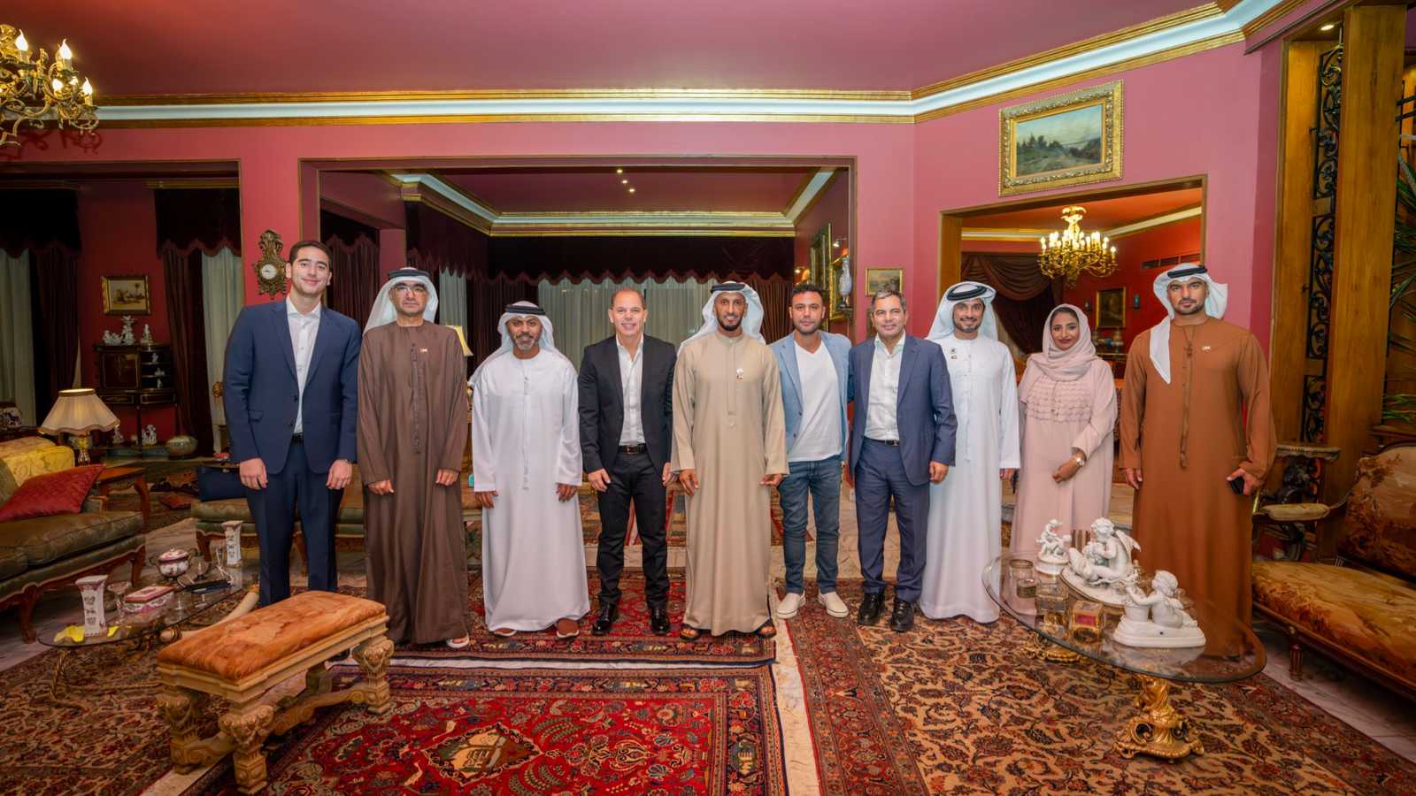 عبد الله آل حامد يزور عادل إمام في منزله بالجيزة