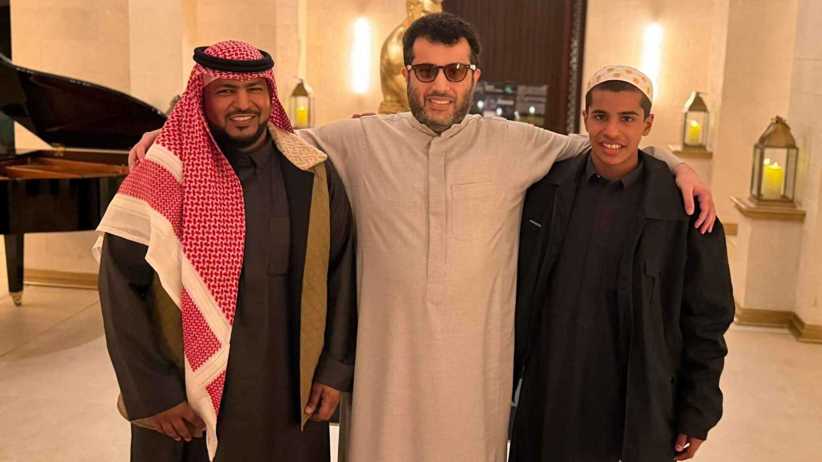 تركي آل الشيخ يلتقي "سيف" بعد تحقيق حلمه بزيارة الرياض