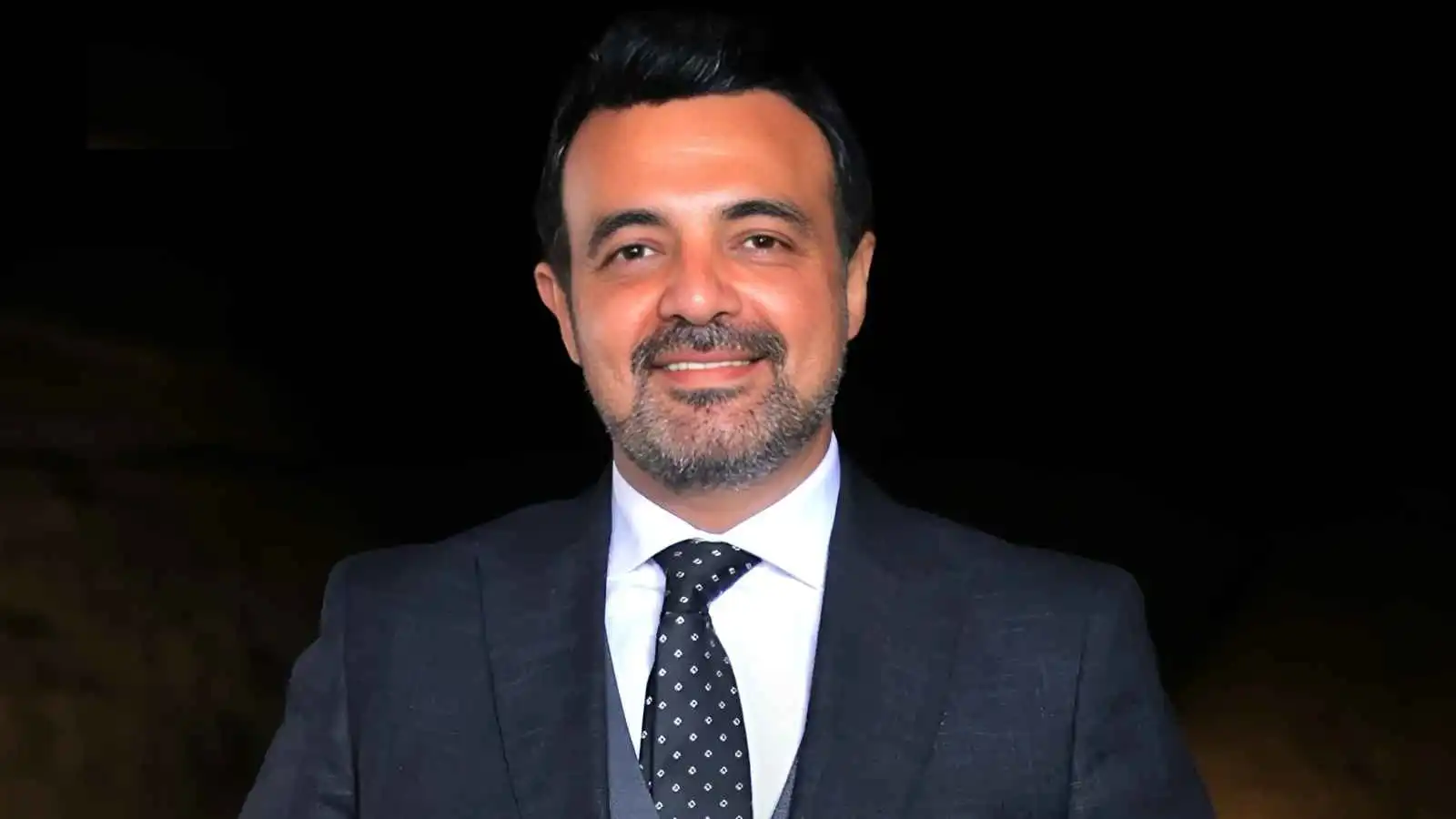 عمرو محمود ياسين يقاضي سيدة أساءت إليه