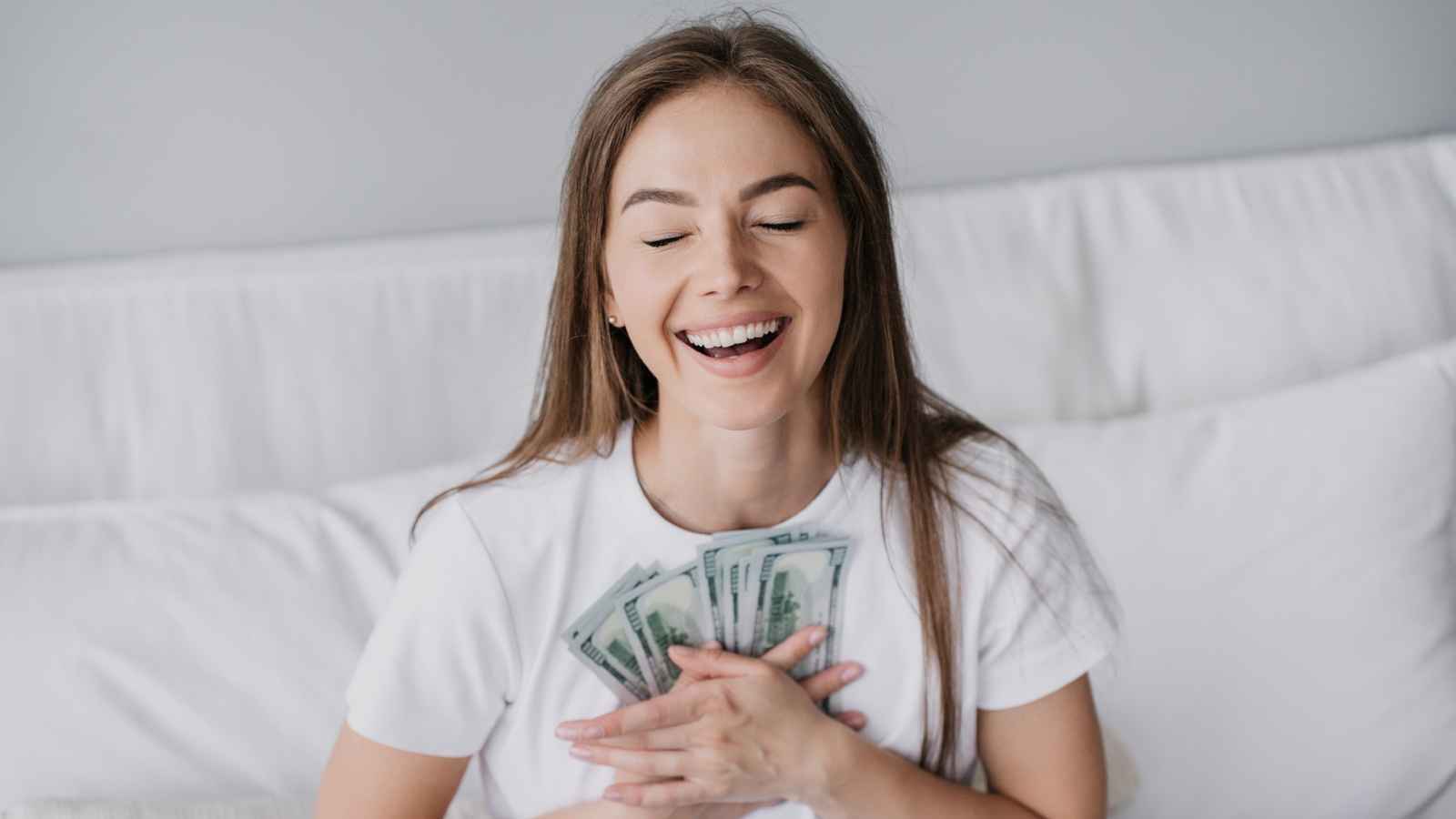 تفسير الحلم بالنقود للمتزوجة.. نجاح واستقرار