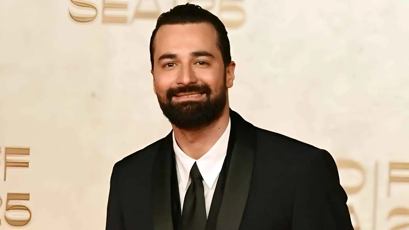 أحمد حاتم يفاجئ السيدات بعرض خاص لفيلم "ريد فلاج".. ما السبب؟