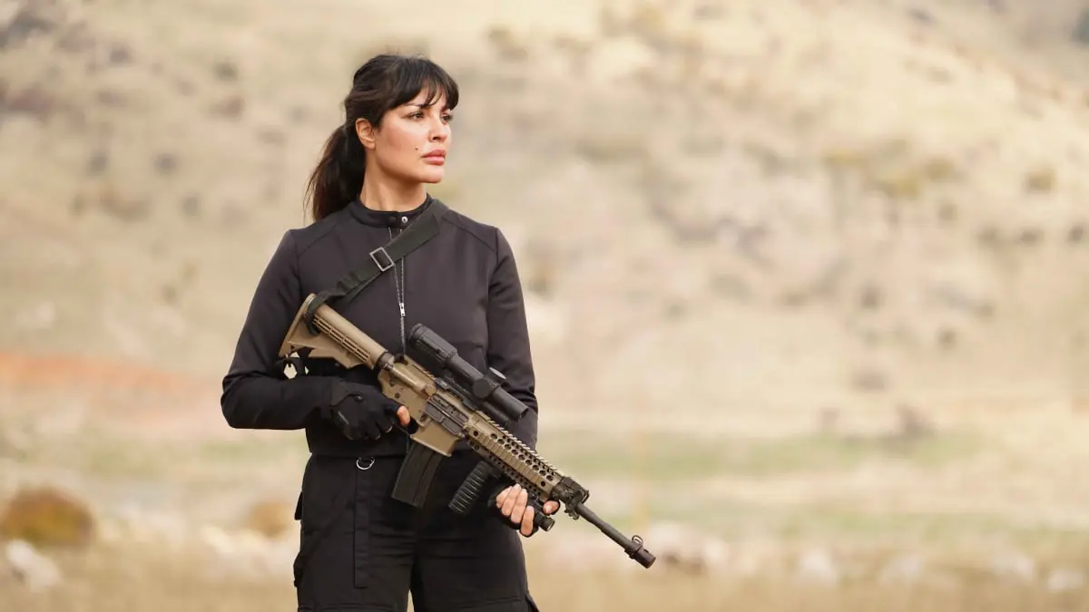 نادين نجيم تتألق بالأزياء القتالية في مسلسل "2024"