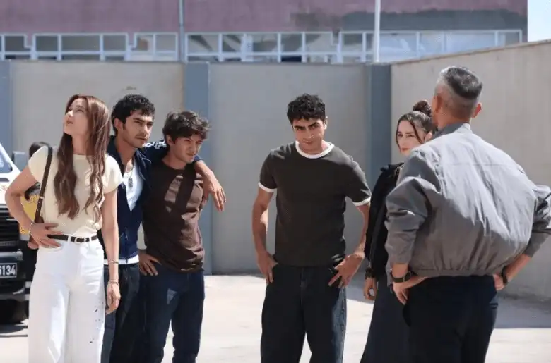 الحلقة 12 من مسلسل "إسطنبول رأسًا على عقب"