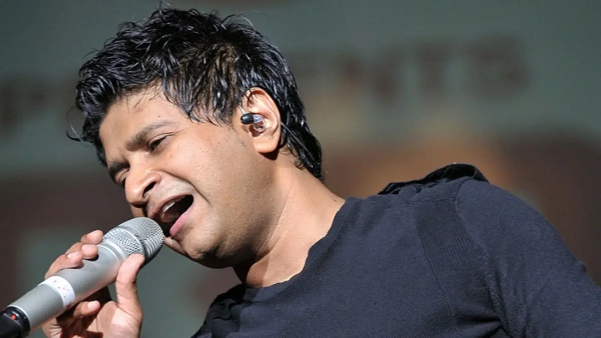 وفاة مغنٍّ هندي شهير بعد إحيائه حفلا غنائيا.. ولقطات توثق لحظاته الأخيرة